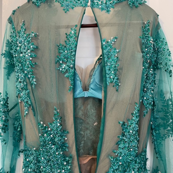 Absolutely stunning green/blue, sequin gown. - Picture 4 of 7